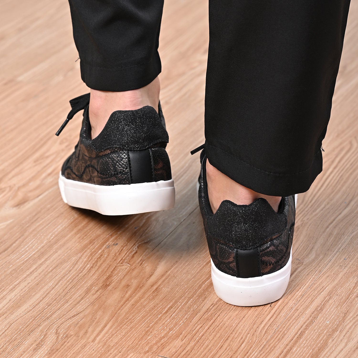 LA MAREY Sneaker aus Kunstleder, Schlangenhautmuster, Größe 39, Schwarz