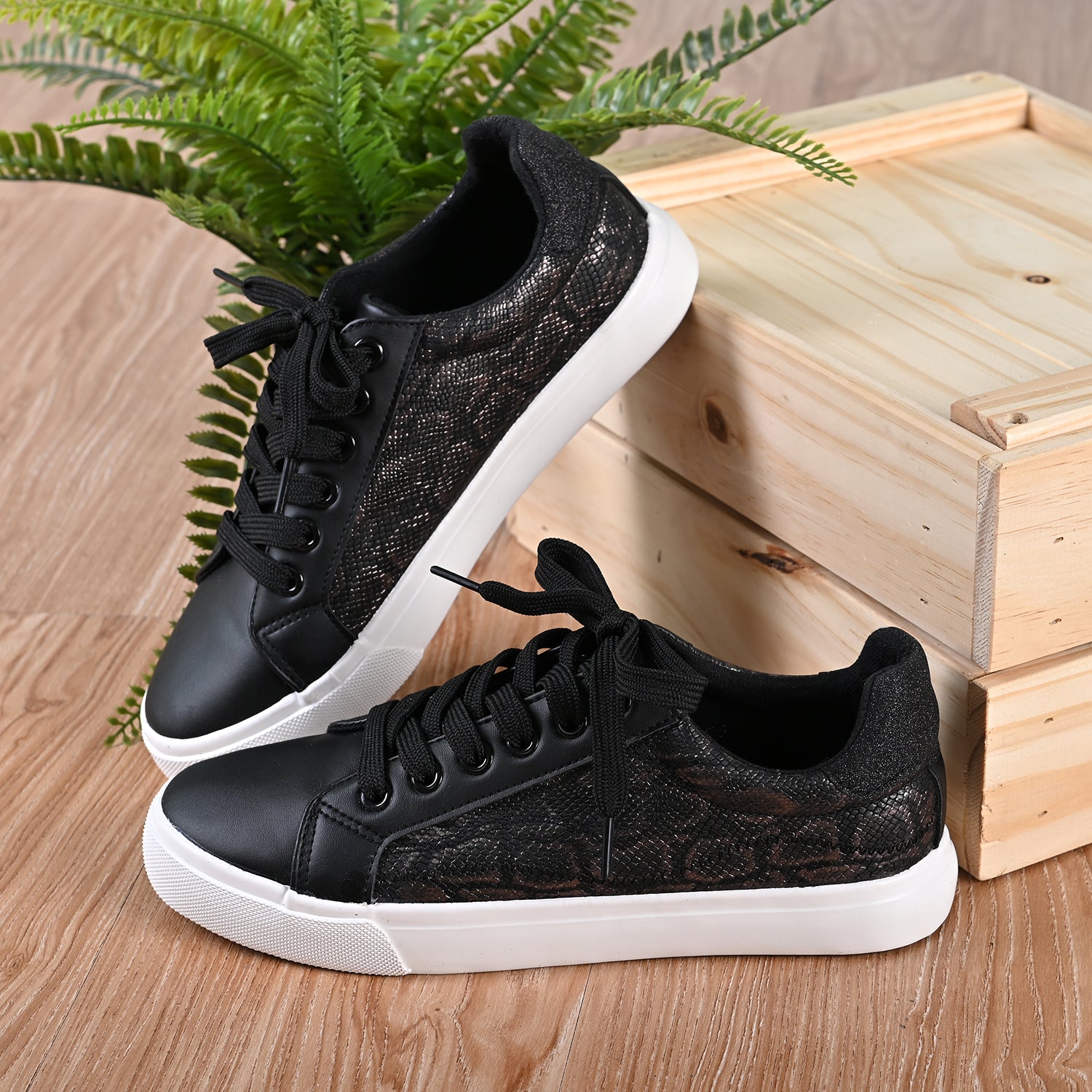 LA MAREY Sneaker aus Kunstleder, Schlangenhautmuster, Größe 39, Schwarz