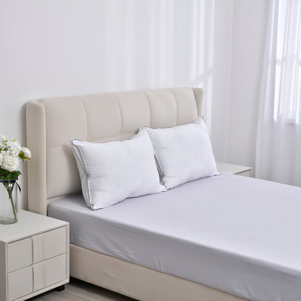Serenity Night - 2er Set Hypoallergen Satin-Kissenbezug mit Kunstdauen und silber Paspelierung