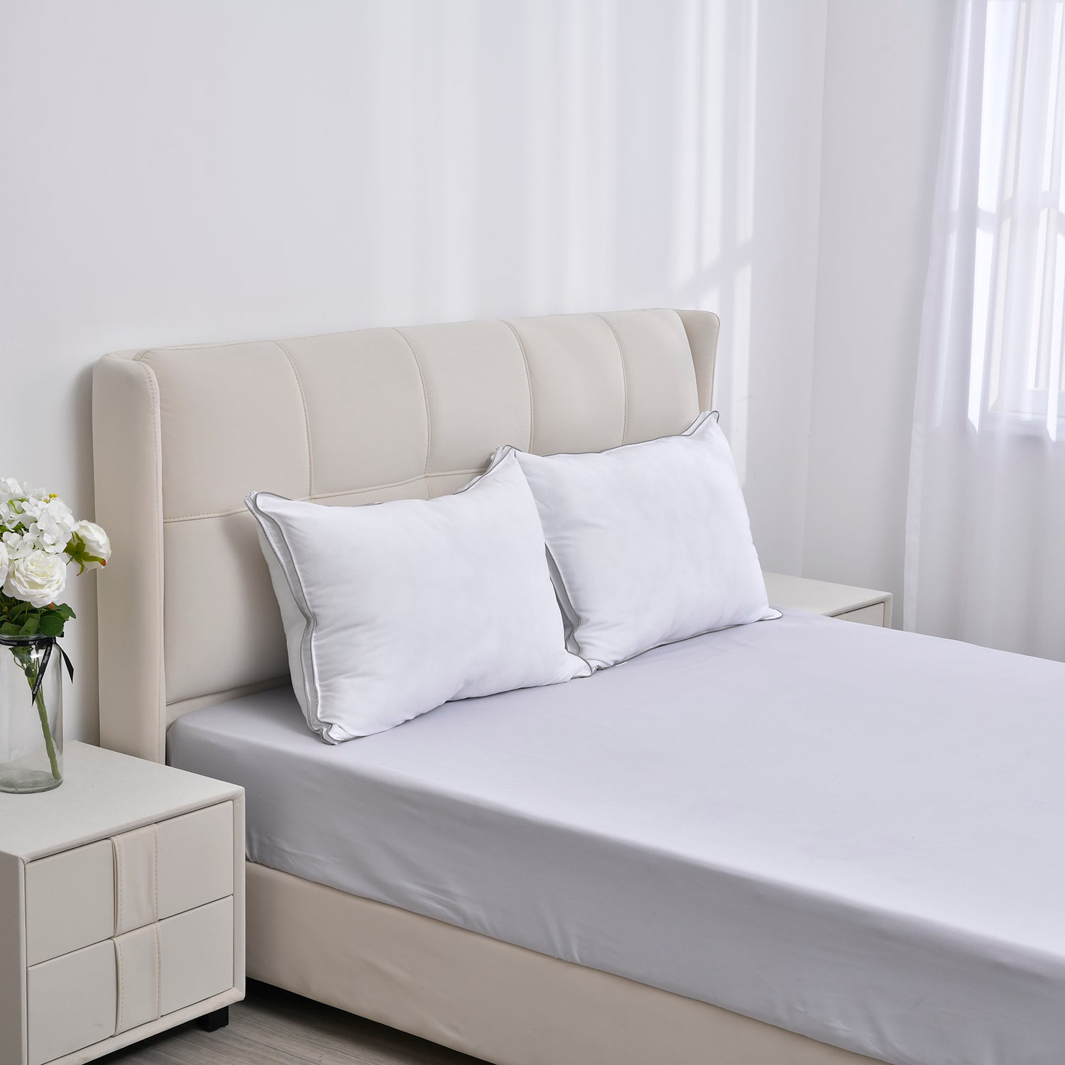 Serenity Night - 2er Set Hypoallergen Satin-Kissenbezug mit Kunstdauen und silber Paspelierung