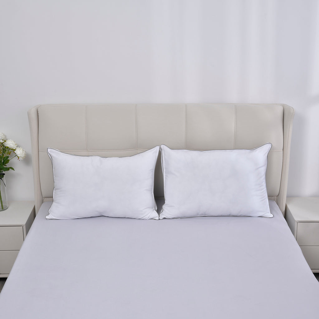 Serenity Night - 2er Set Hypoallergen Satin-Kissenbezug mit Kunstdauen und silber Paspelierung