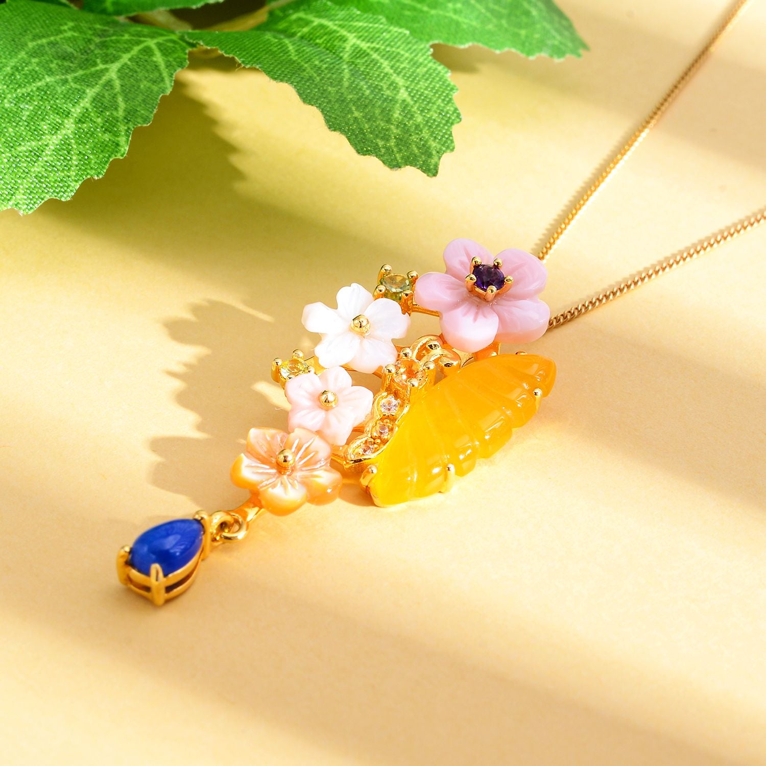 Jardin Kollektion - Gelber Jade und rosa Perlmutt-Anhänger mit Kette, 925 Silber Gelbgold Vermeil ca. 3.49 ct