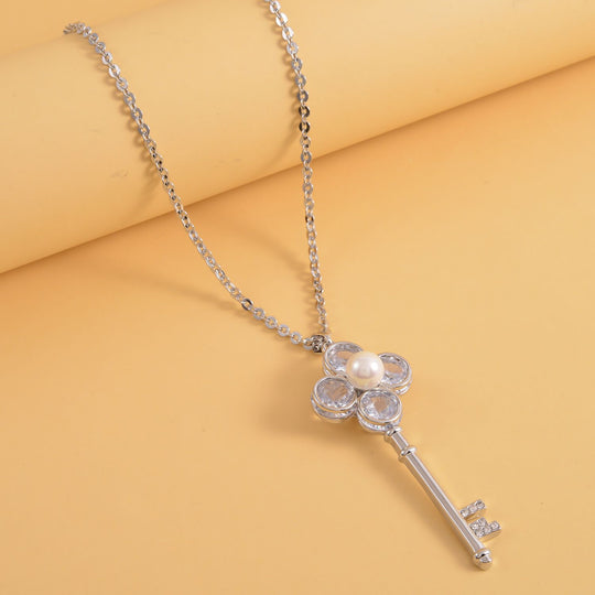 Weißer Zirkonia und weißer Kristall Schlüssel-Anhänger mit Kette, ca. 4.30 ct