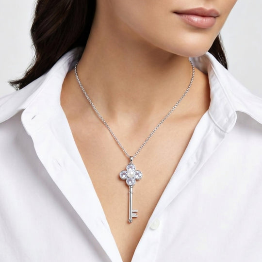 Weißer Zirkonia und weißer Kristall Schlüssel-Anhänger mit Kette, ca. 4.30 ct