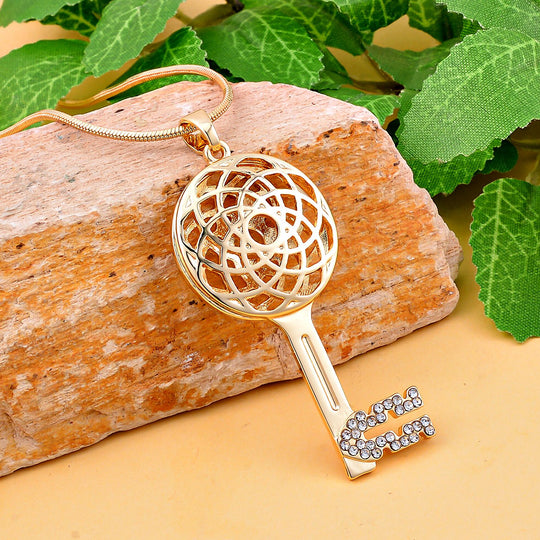 Weißer Kristall Schlüssel Anhänger mit Kette, goldfarben