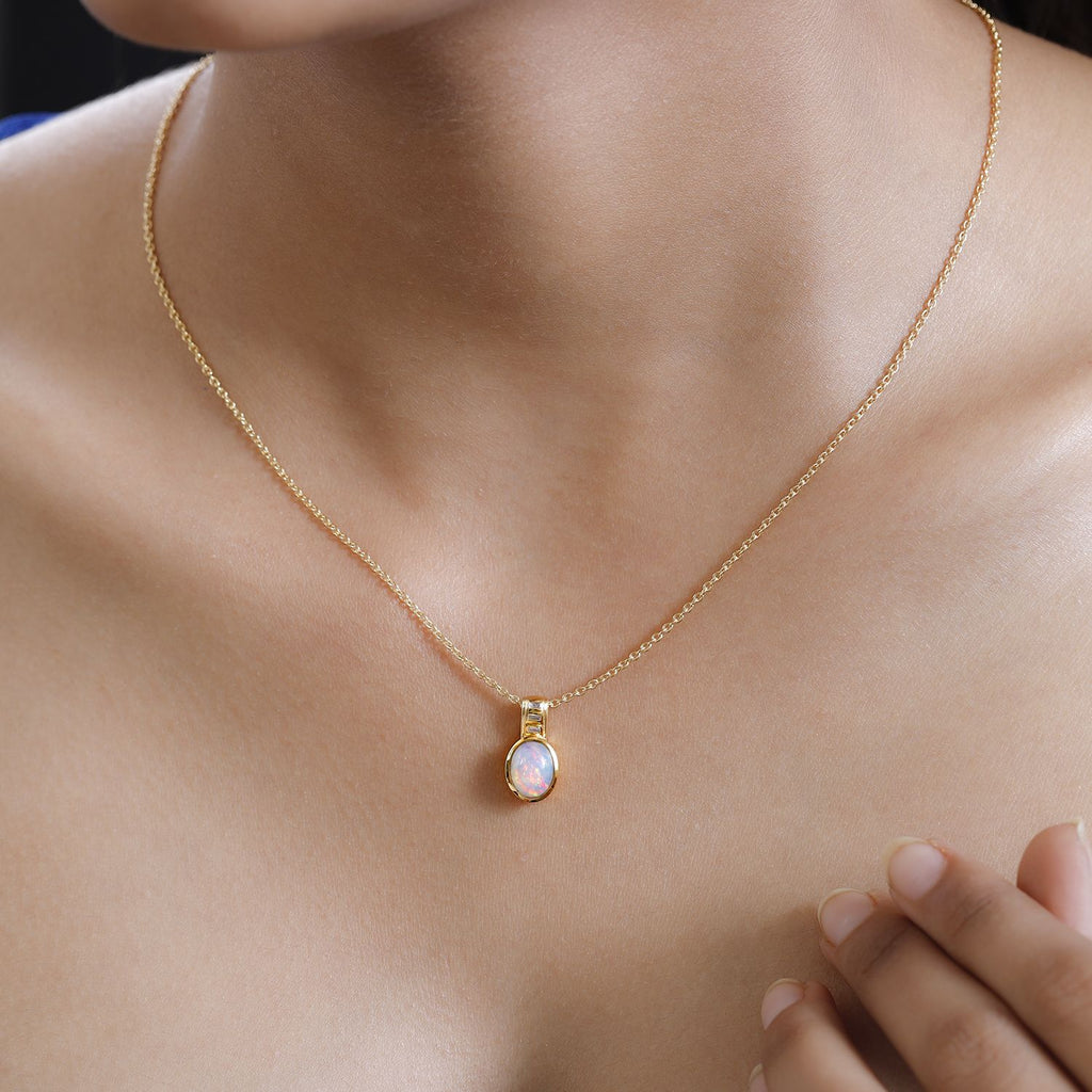 Natürlicher, äthiopischer Welo Opal, weißer Zirkon Anhänger mit Kette, 925 Silber Gelbgold Vermeil ca. 1.32 ct