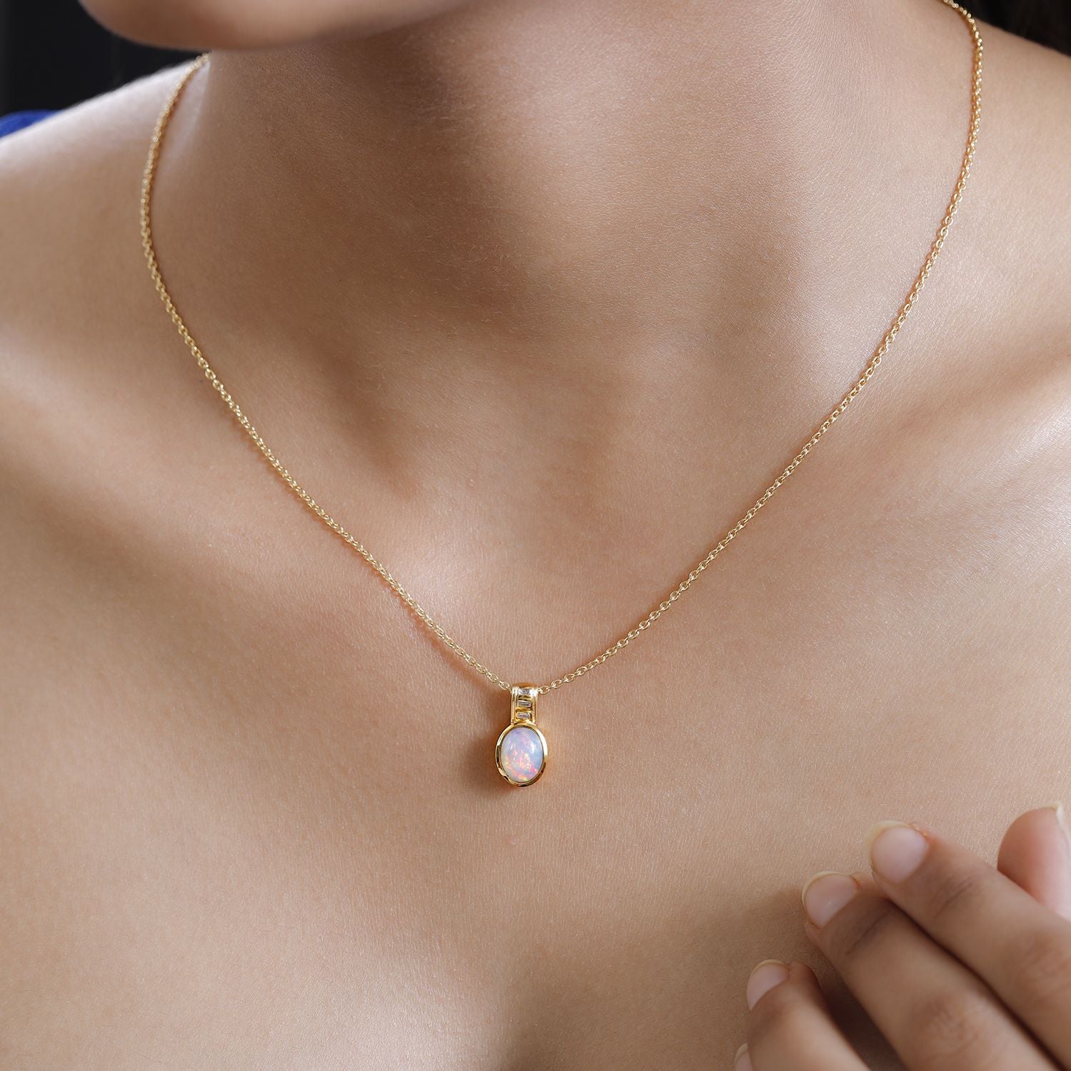 Natürlicher, äthiopischer Welo Opal, weißer Zirkon Anhänger mit Kette, 925 Silber Gelbgold Vermeil ca. 1.32 ct
