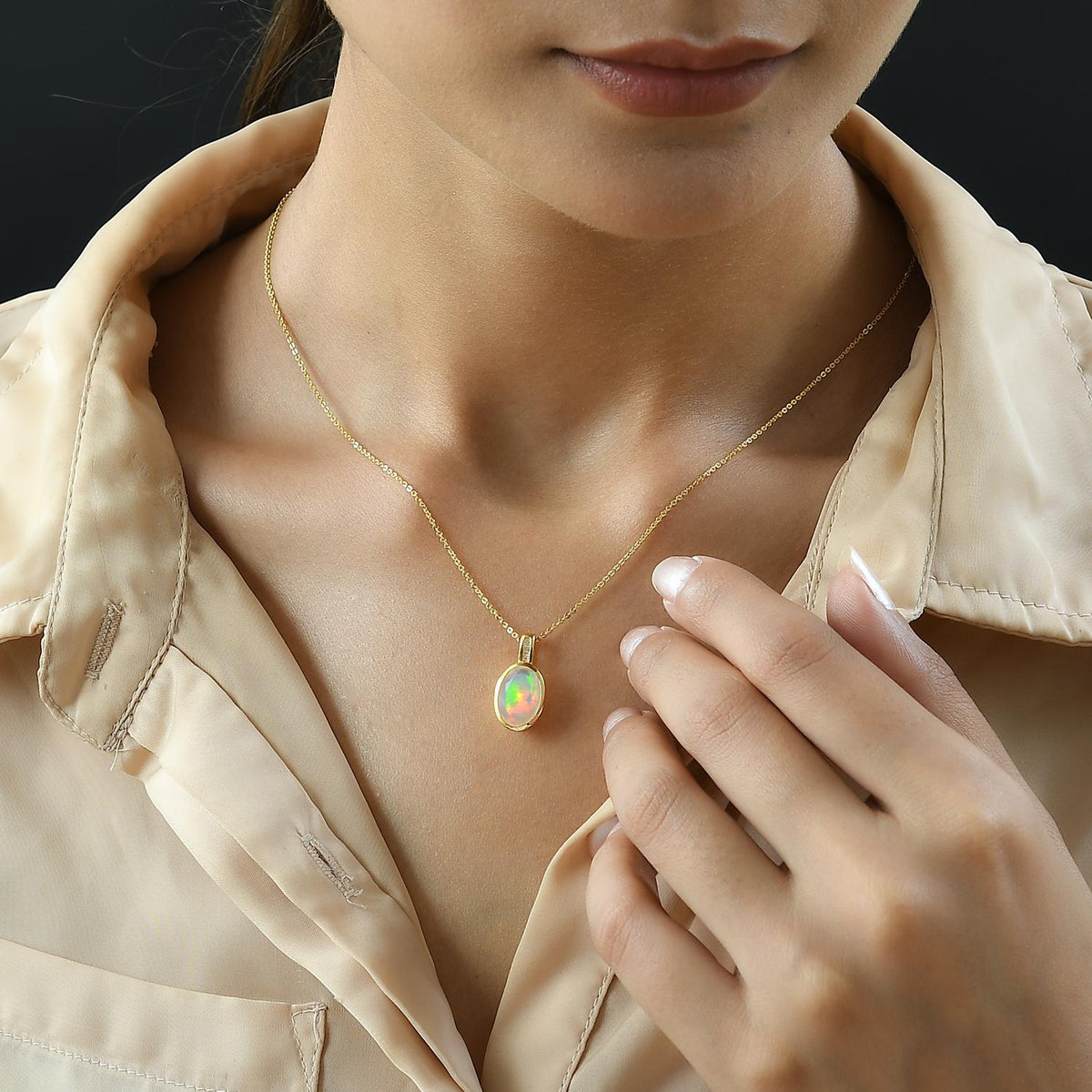 Natürlicher, äthiopischer Welo Opal und weißer Diamant-Anhänger mit Kette, 925 Silber Gelbgold Vermeil ca. 2.10 ct