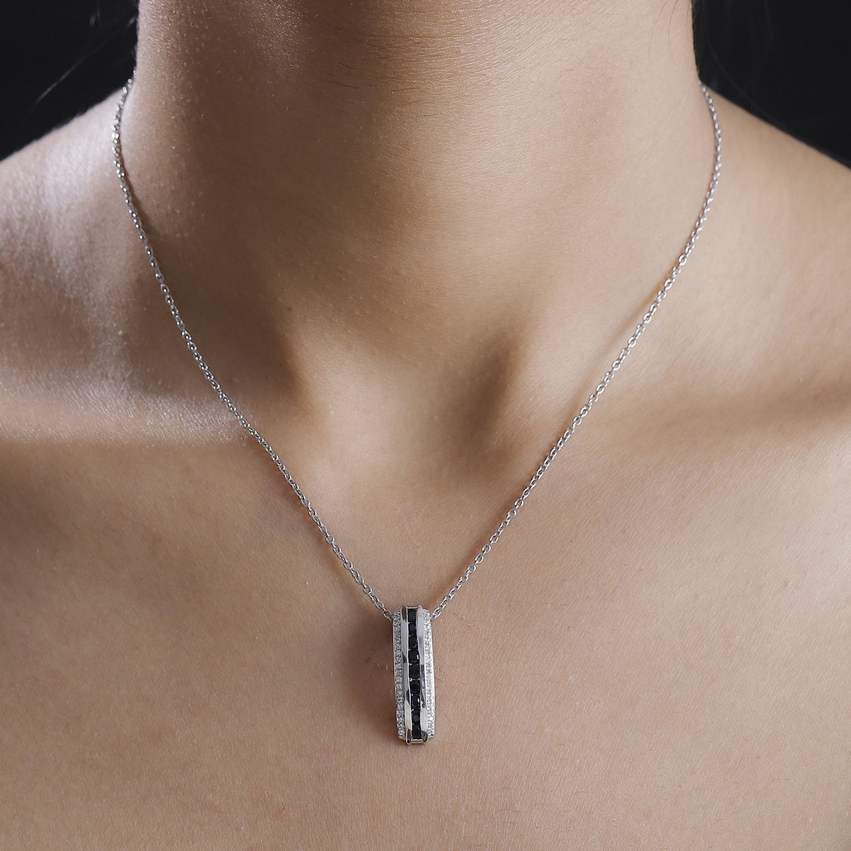 Masoala Saphir (Fissure gefüllt), Weißer Zirkon Anhänger mit Kette, Silberton, ca. 1.45 ct