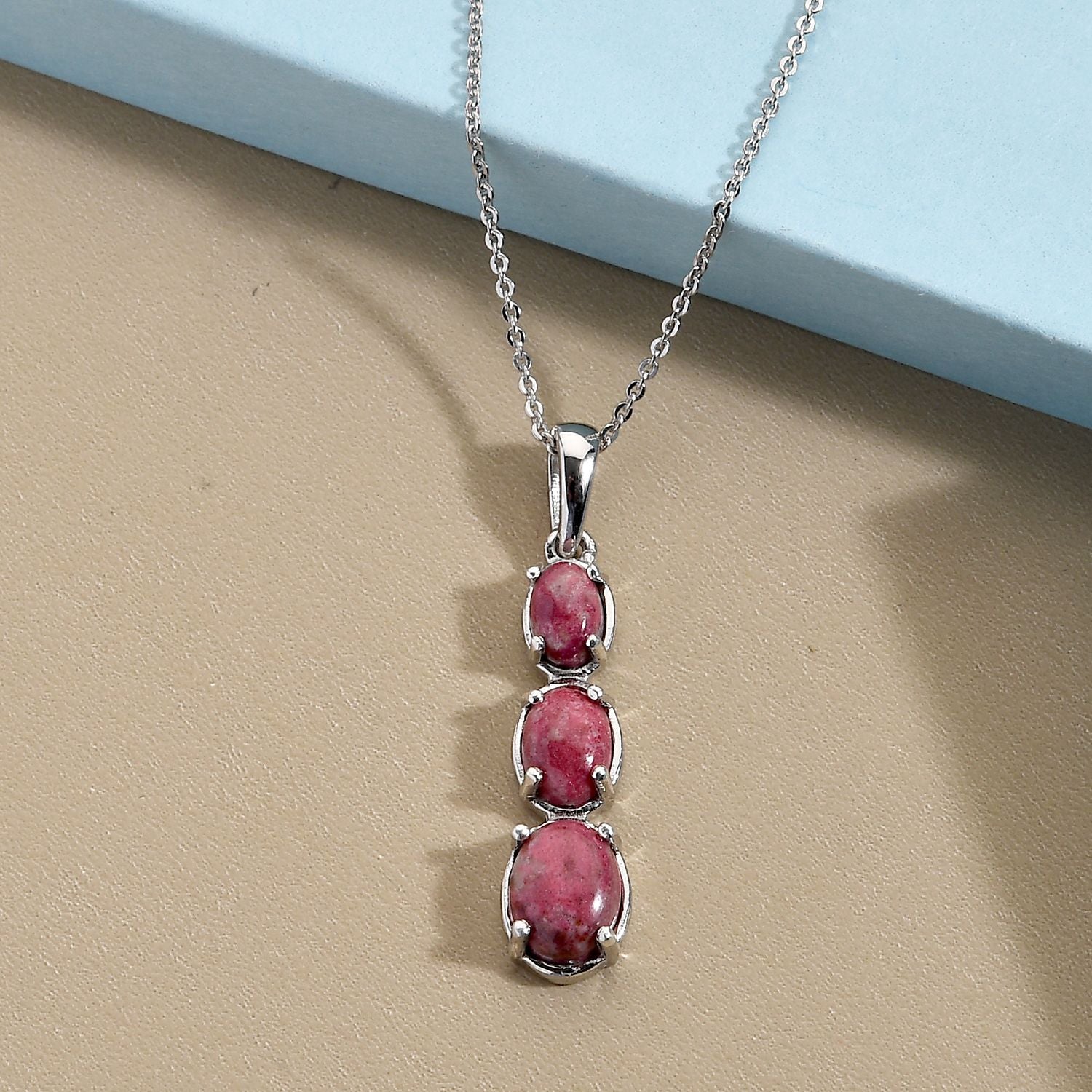 Norwegischer Thulit-Anhänger mit Kette, 925 Silber platiniert ca. 2.93 ct