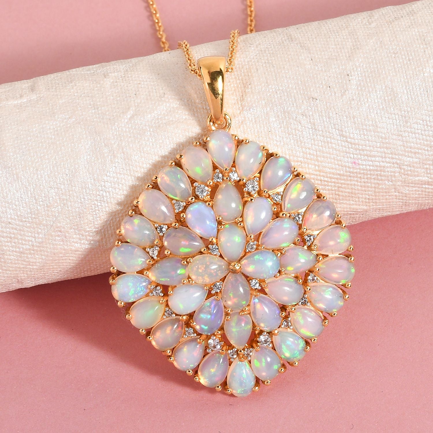 Natürlicher, äthiopischer Welo Opal und weißer Zirkon-Anhänger mit Kette, 925 Silber vergoldet ca. 9.01 ct