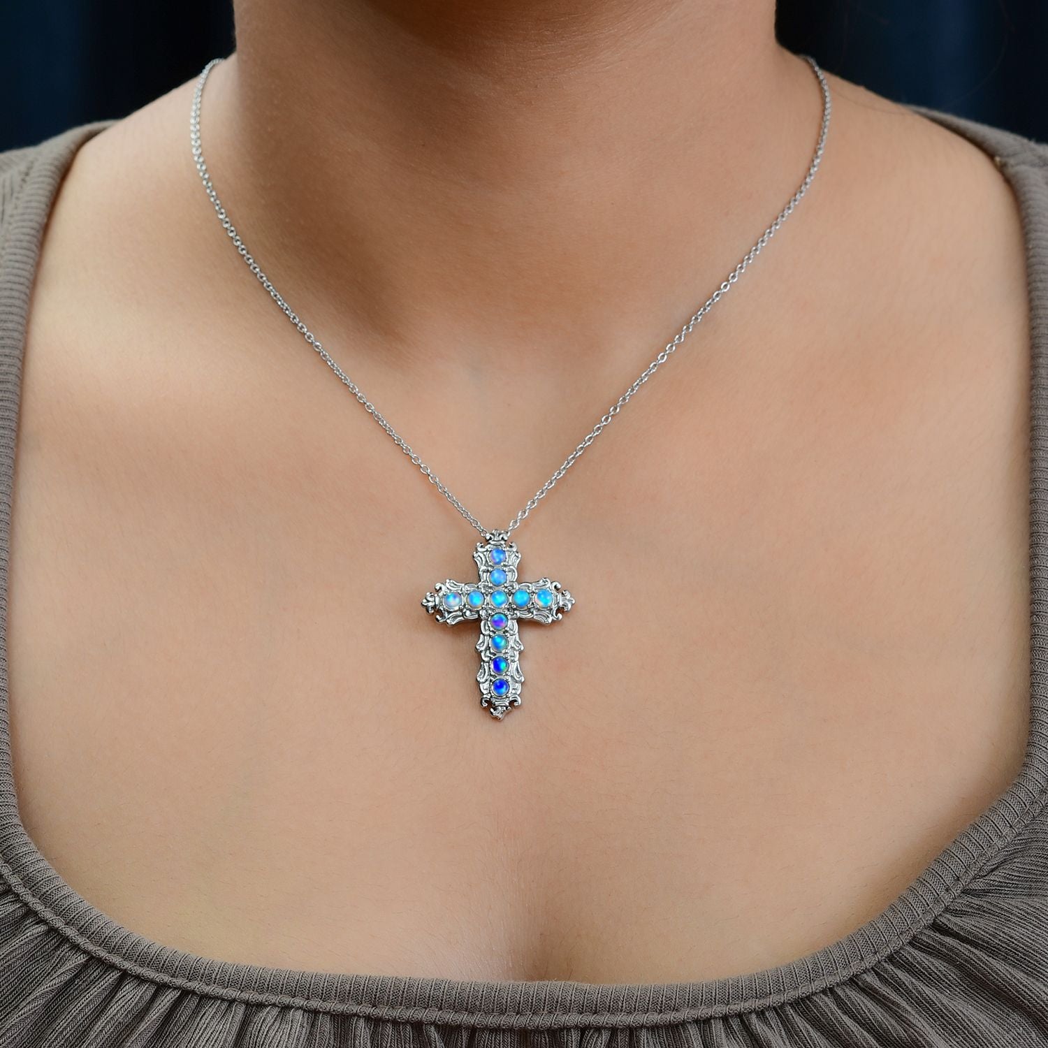 Natürlicher, äthiopischer Welo Opal Kreuz-Anhänger mit Kette, Edelstahl ca. 0.89 ct