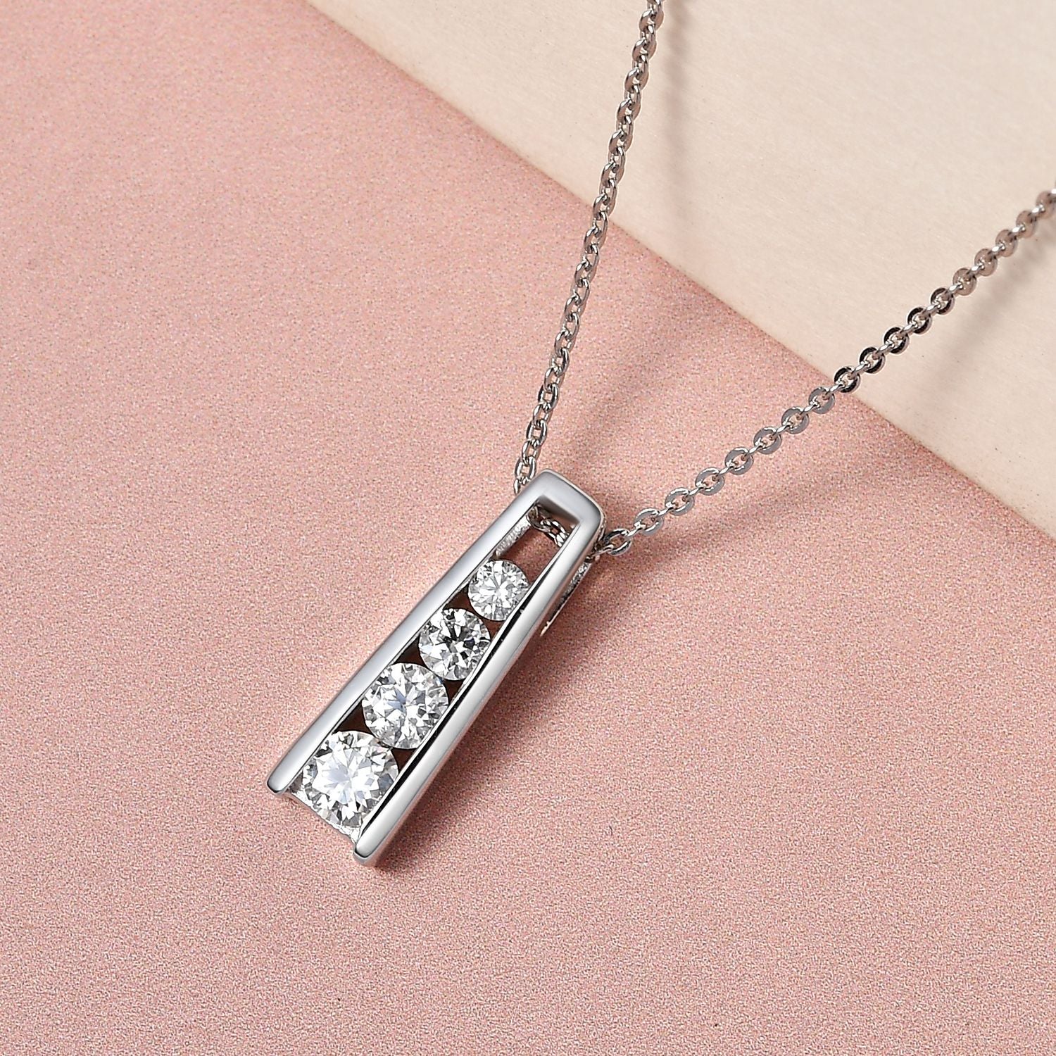 Moissanit-Anhänger mit Kette, 925 Silber platiniert ca. 0.55 ct