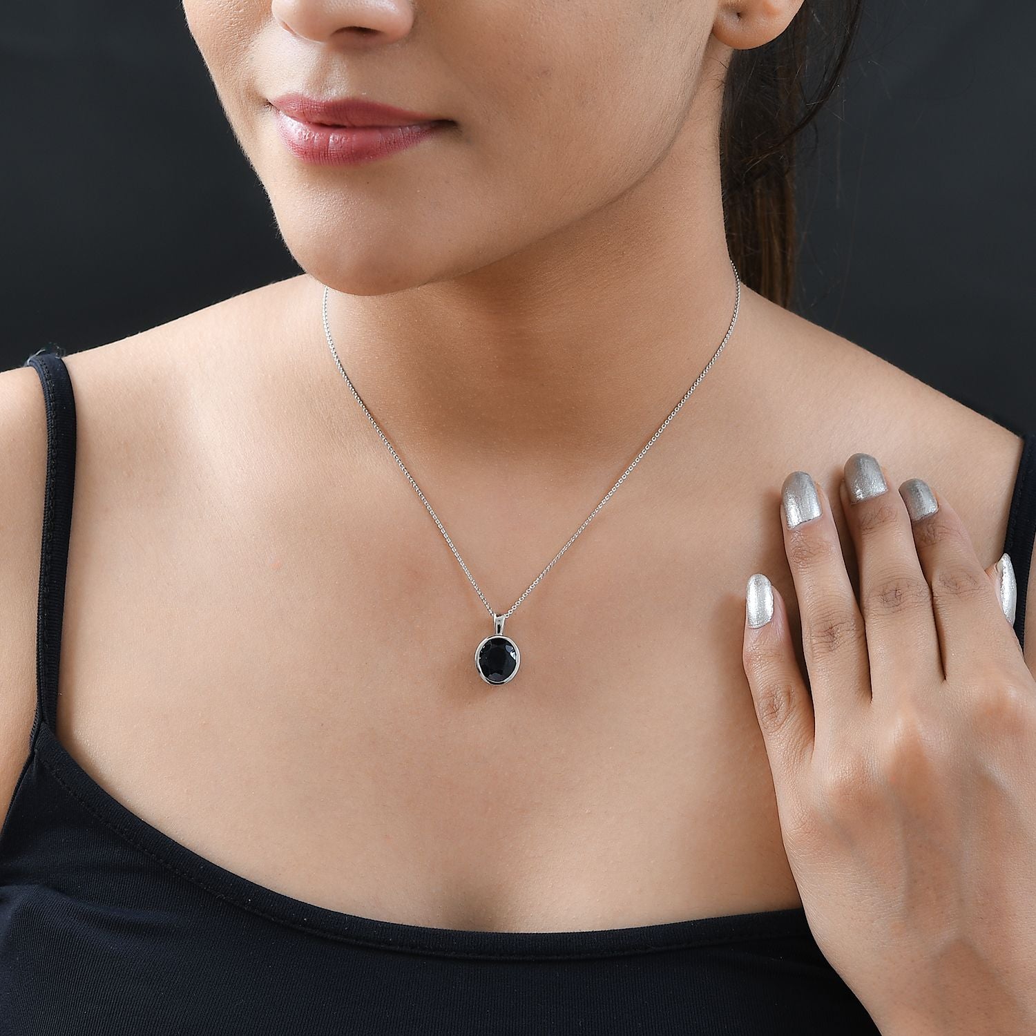 Schwarzer Saphir Anhänger mit Kette, 925 Silber platiniert ca. 5.84 ct