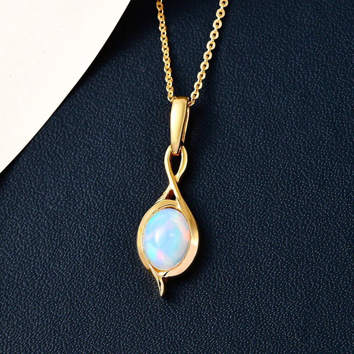 Natürlicher, äthiopischer Welo Opal Anhänger mit Kette, 925 Silber vergoldet ca. 0.85 ct