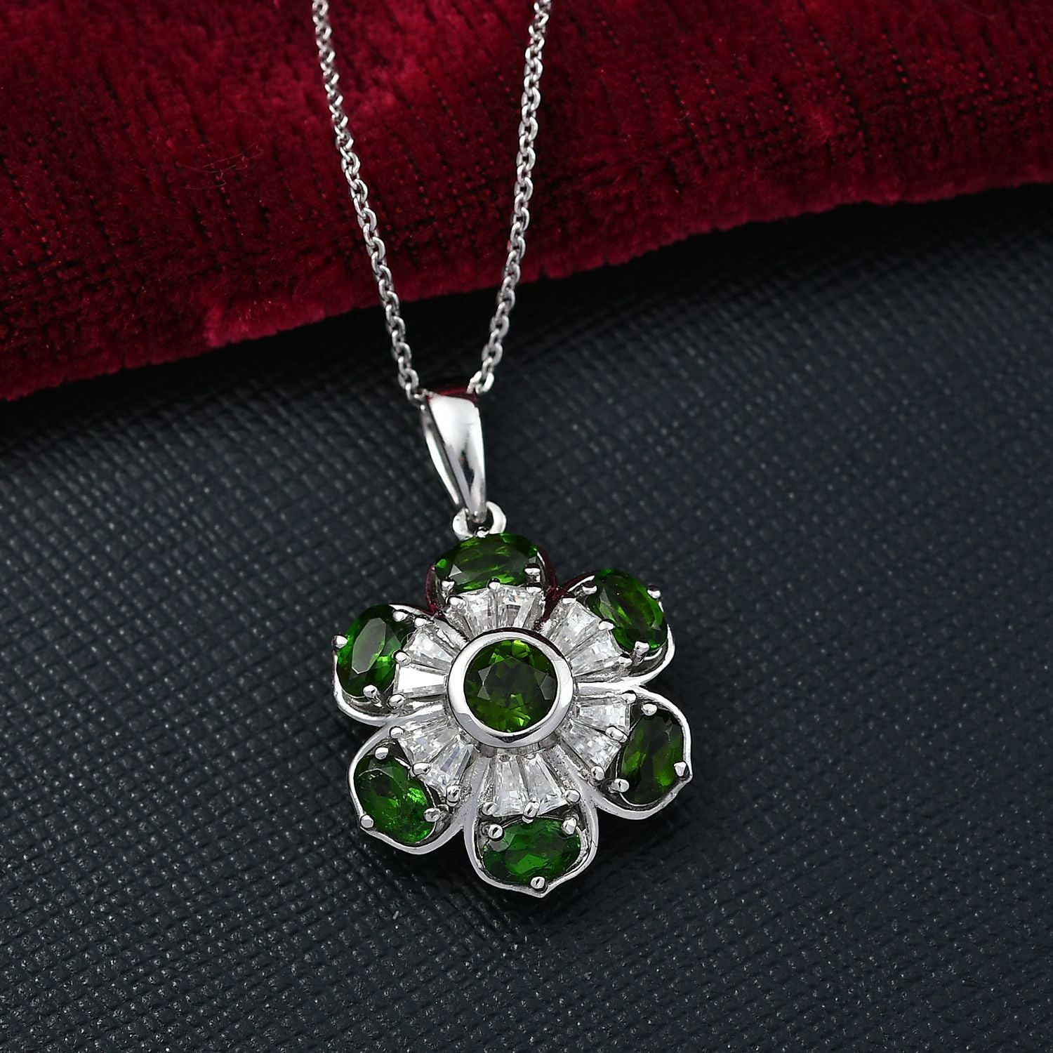 Natürlicher Chromdiopsid Anhänger mit Kette ca. 50 cm, 925 Silber rhodiniert ca. 2.82 ct