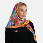 LA MAREY Signature - Seiden-Foulard aus 100% Maulbeerseide und Schmetterling-Seidenbrokat-Brosche, 110x110 cm, Safranorange