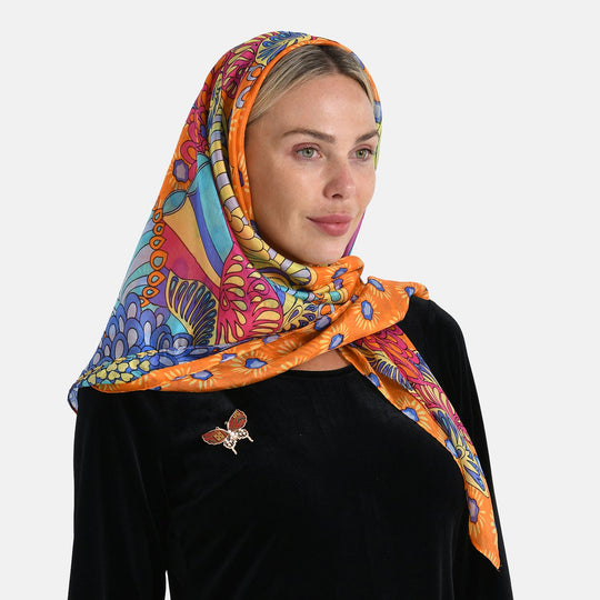 LA MAREY Signature - Seiden-Foulard aus 100% Maulbeerseide und Schmetterling-Seidenbrokat-Brosche, 110x110 cm, Safranorange