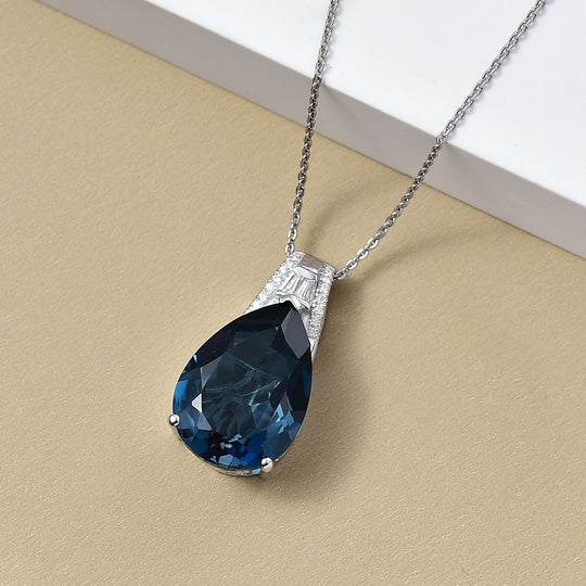 D'Joy London Blau Topas, Moissanit Anhäanger mit Kette. 50 cm 925 Silber rhodiniert ca. 13.20 ct