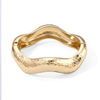 2er-Armreif-Set mit Delfinmotiv und gehämmerter Wellenstruktur, 17,5cm, goldfarbene Legierung
