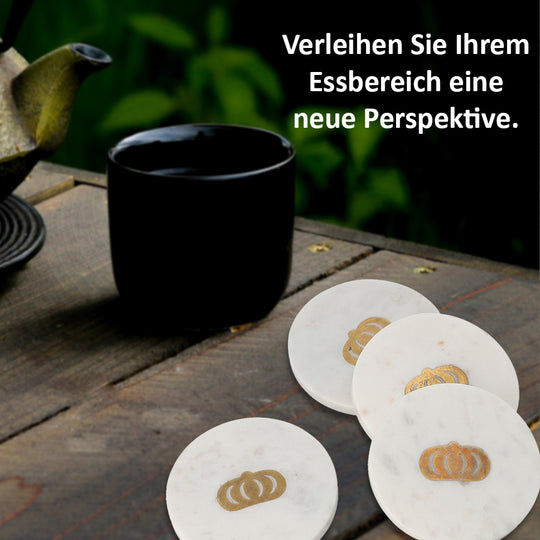 NAKKASHI - 4er-Set, Marmor Untersetzer mit Messingintarsie, Krone, Größe 10x10 cm, Weiß