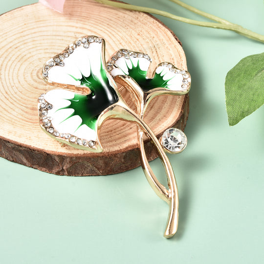 Weiße Kristall und Emaille Lilien-Brosche in silberfarben
