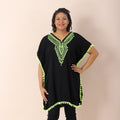JOVIE bestickter Kaftan mit Quasten, Schwarz mit grüner Stickerei