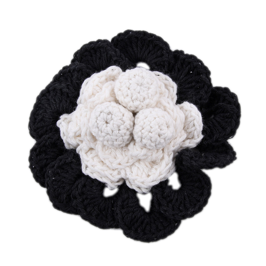 Handgefertigte Brosche mit Häkelarbeit Blumen Design, Schwarz und Weiß