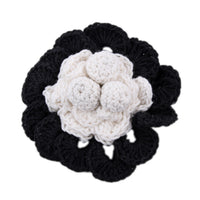 Handgefertigte Brosche mit Häkelarbeit Blumen Design, Schwarz und Weiß
