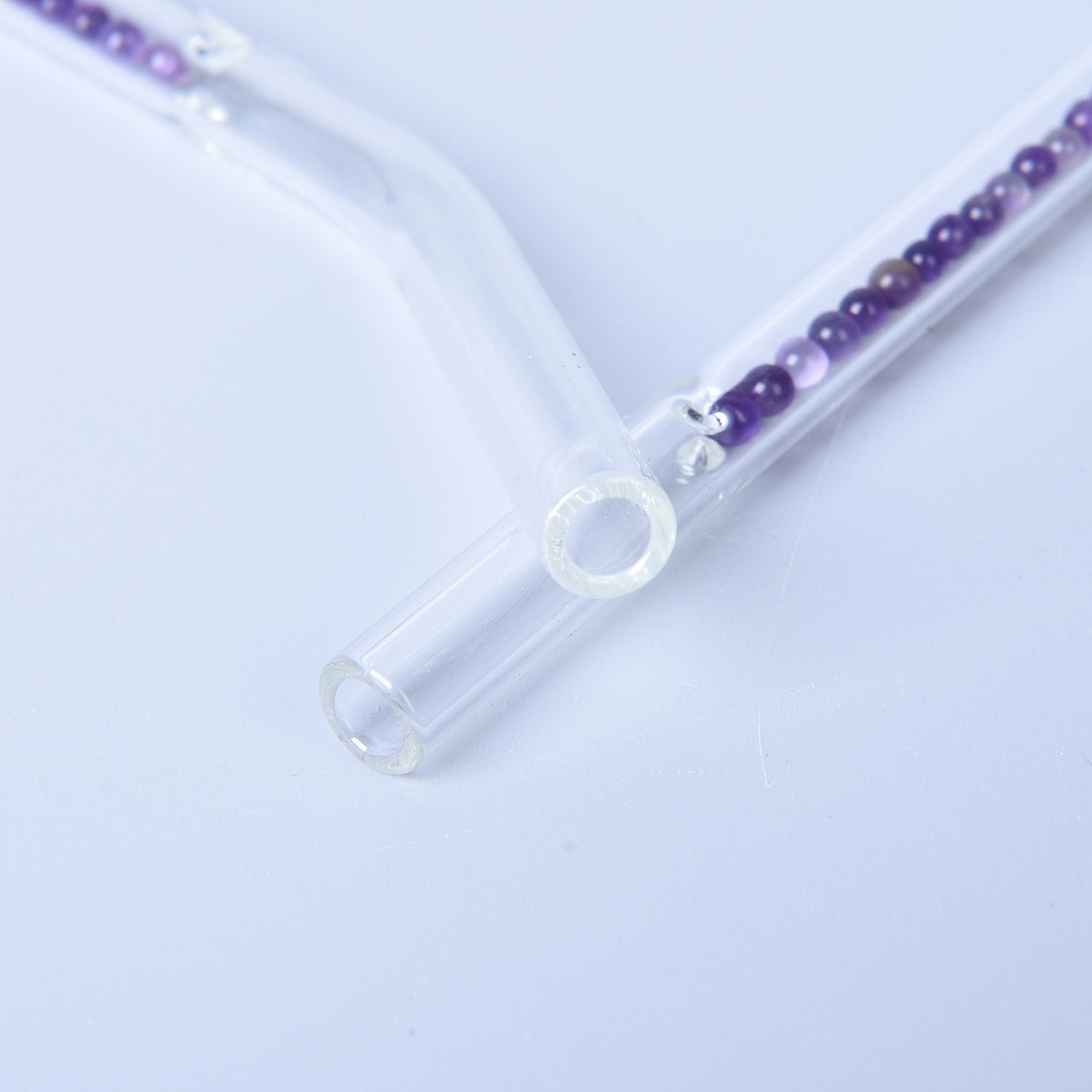 Glas Trinkhalme, gefüllt mit Edelsteinen, Amethyst