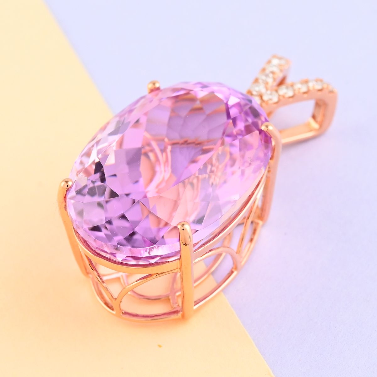 ILIANA AAA Patroke Kunzit und weißer Diamant-Anhänger SI G-H, zertifiziert und geprüft, 750 Roségold ca. 35.10 ct