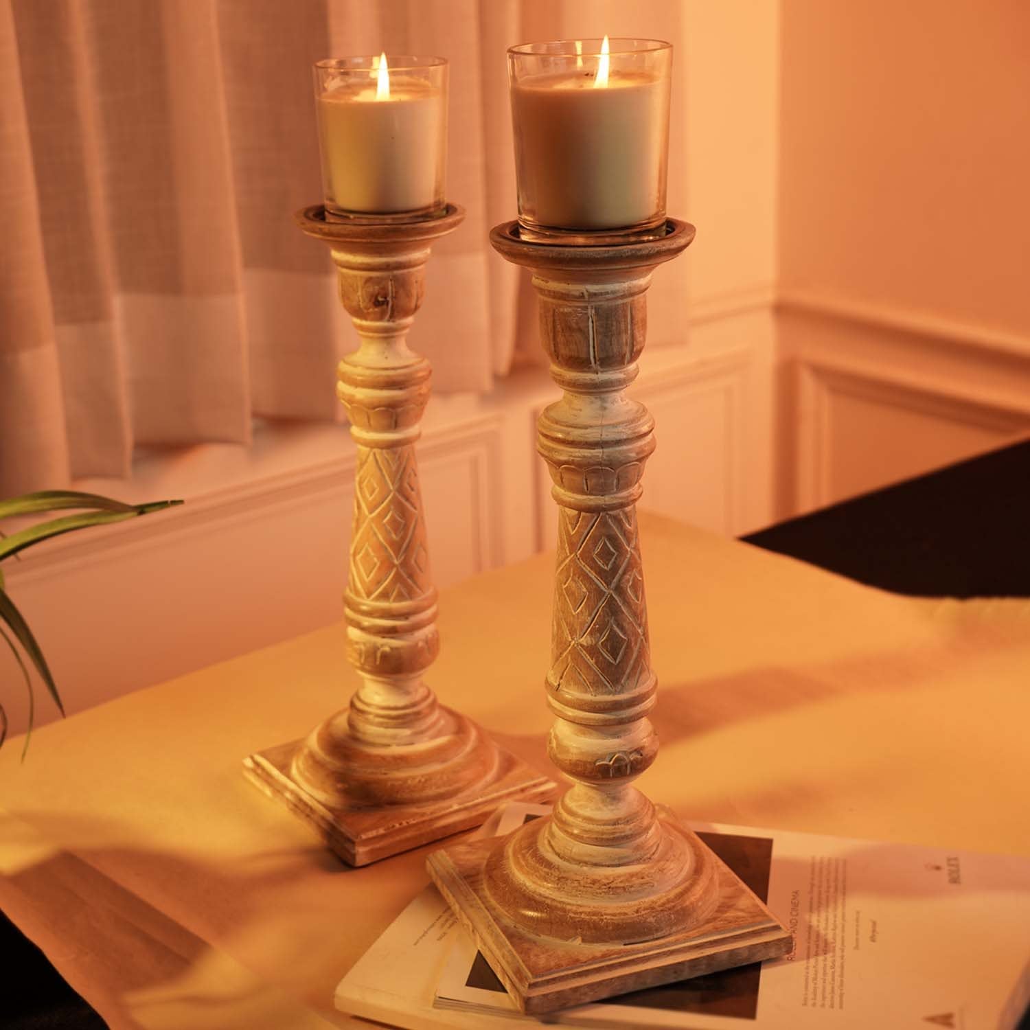 Set aus 2 antiken geschnitzten Holzkerzenhaltern mit quadratischem Ständer, 38cm, Beige
