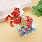 Tablettendöschen mit weißen Kristallen, emailliert, rot, Pferd