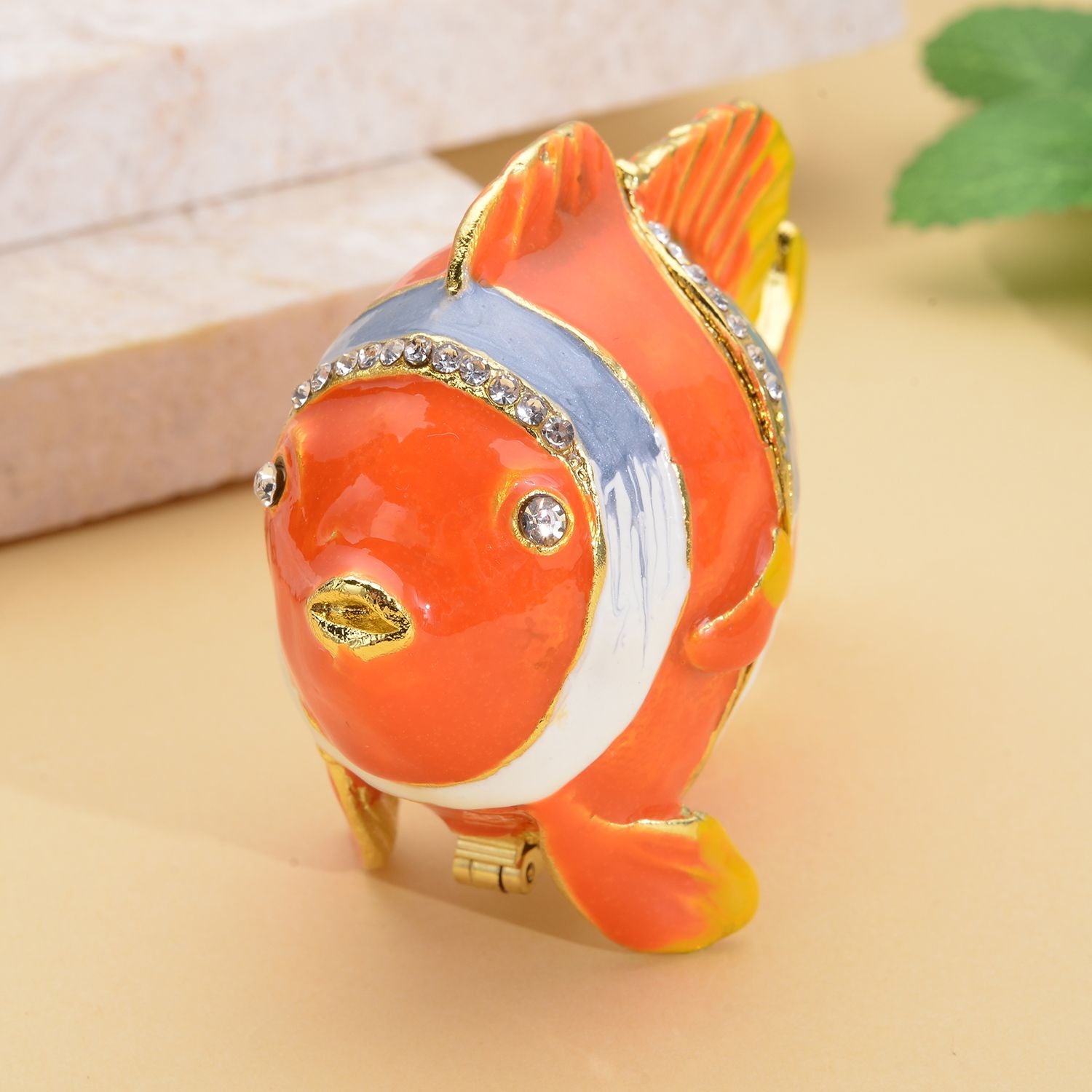 Tablettendöschen mit weißen Kristallen, emailliert, Fisch, Orange