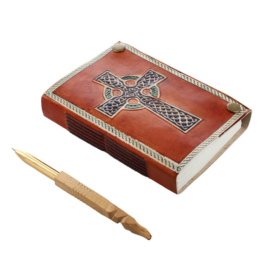 Kreuzgeprägtes Leder Notizbuch mit 96 Seiten & 1 Holzstift, braun