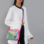 SUKRITI - handbemalte Crossbody Tasche aus echtem Leder mit RFID schutz, 22 x 19 x 6 cm, rosa