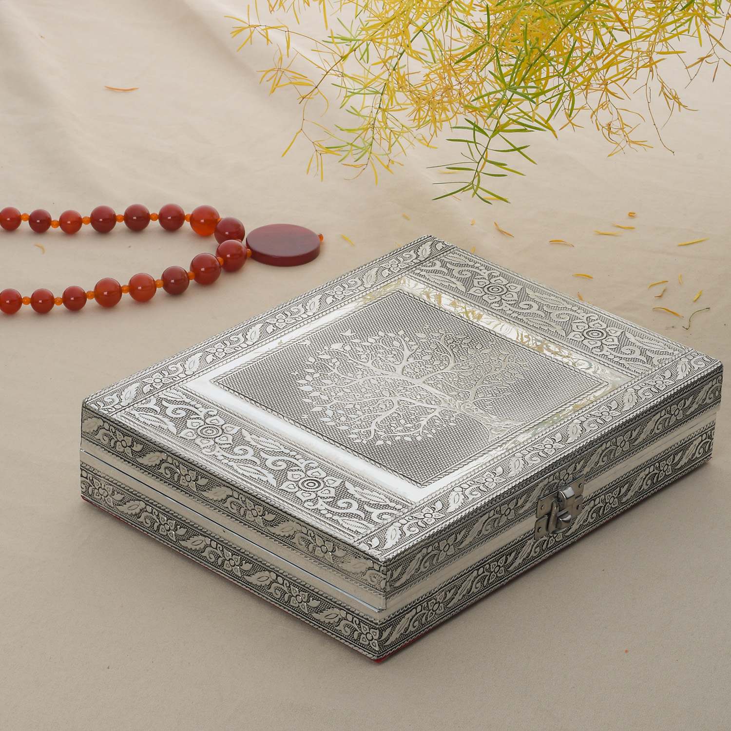 Handgefertigte Ringschatulle aus Aluminium, 23x18x5 cm, Lebensbaum
