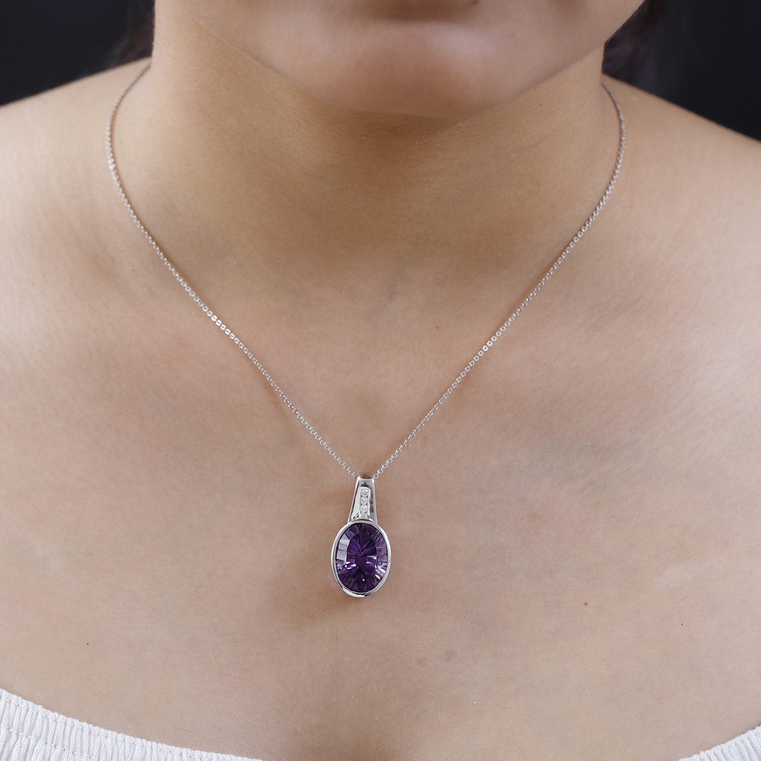 Afrikanischer Amethyst und weißer Zirkon-Anhänger, 925 Silber platiniert ca. 9.01 ct