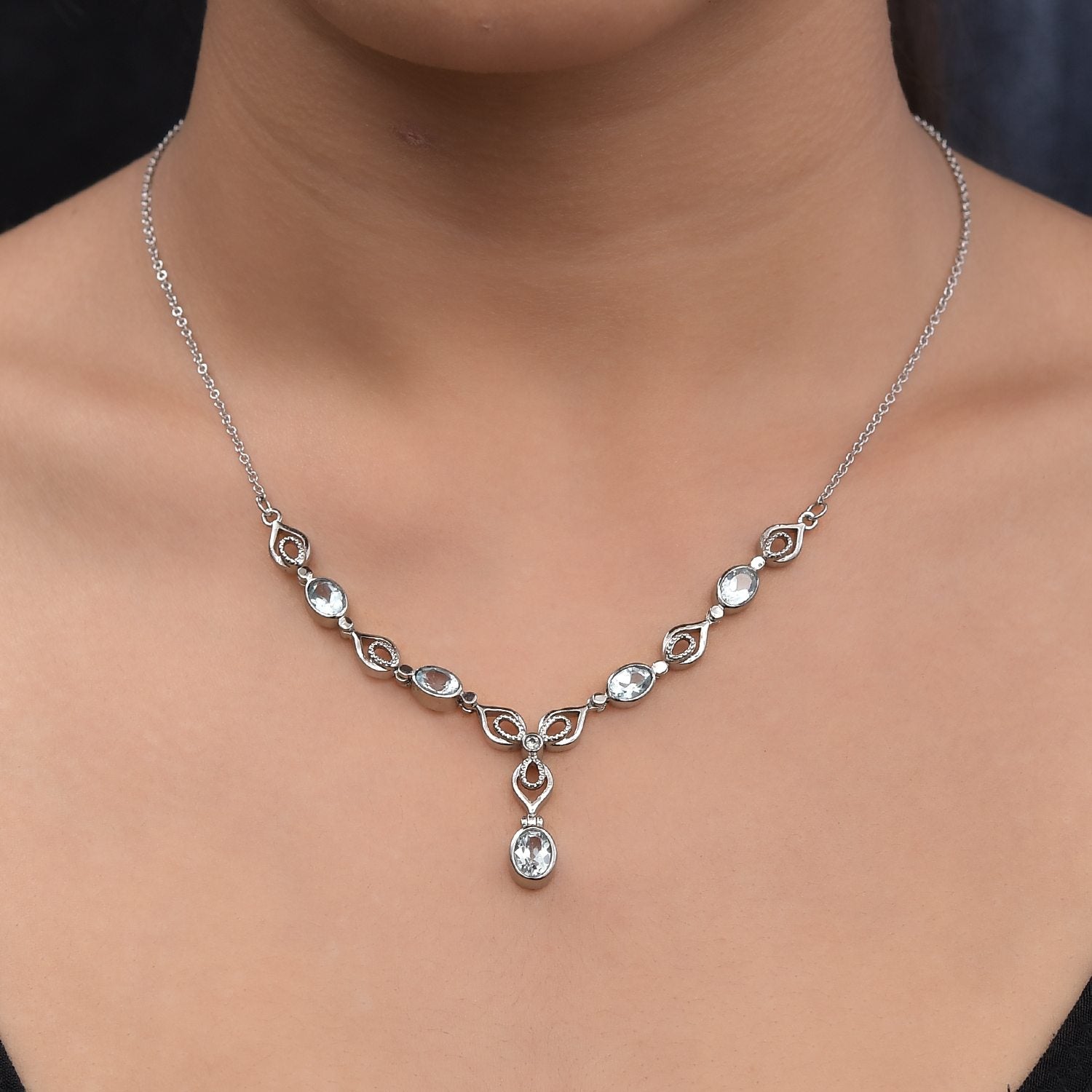 Himmelblaues Topas Collier, ca. 45 cm Edelstahl ca. 3,56 ct