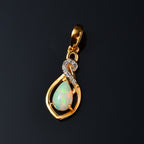 Natürlicher, äthiopischer Welo Opal, weißer Zirkon Anhänger, 925 Silber vergoldet ca. 0.84 ct