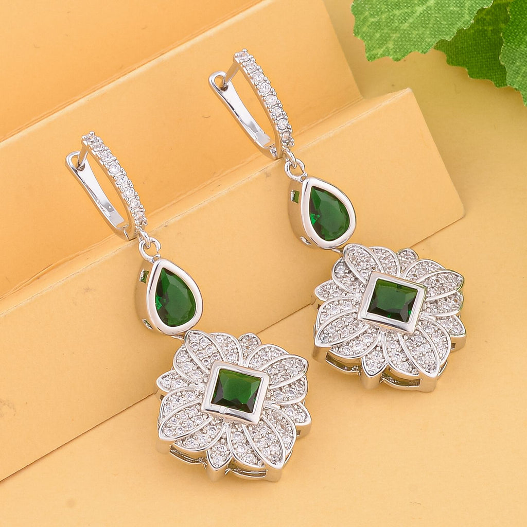 Grüne und weiße Zirkonia Ohrringe, Messing, ca. 1.80 ct