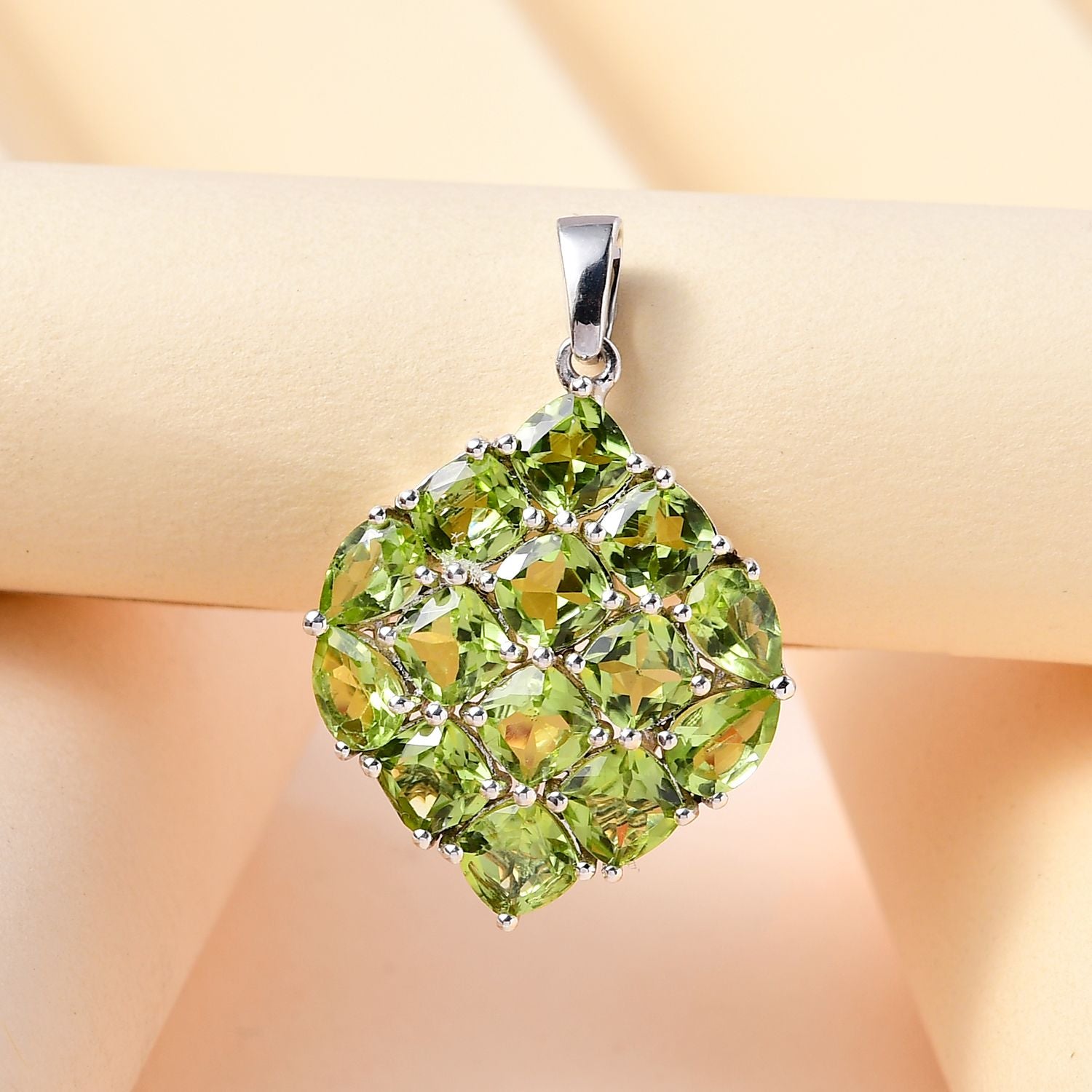 Natürlicher Peridot Anhänger, 925 Silber platiniert ca. 7.87 ct