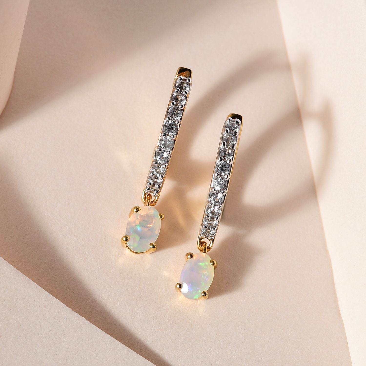 Natürlicher, äthiopischer Welo Opal, weißer Zirkon Ohrringe, 925 Silber vergoldet ca. 1.31 ct