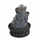 Buddha mit Glaskugel und Licht