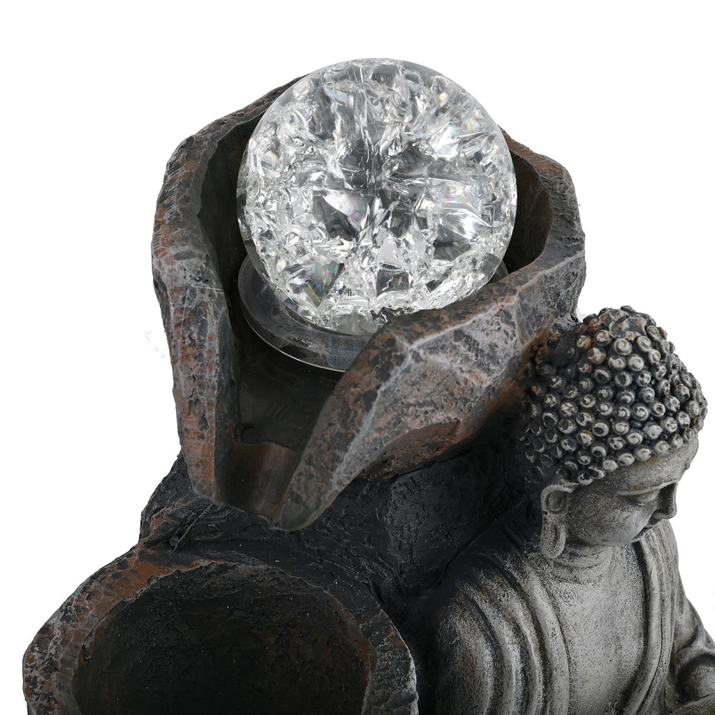 Buddha mit Glaskugel und Licht