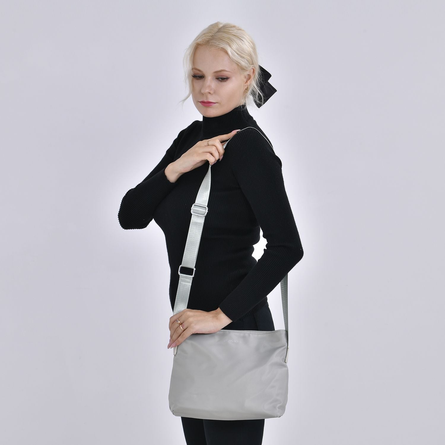 PASSAGE - Crossbody Handtasche mit Nylonfutter und RFID Schutz, 112cm Schultergurt, 27x14.5x23 cm, hell Grün