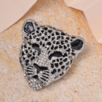 Emaillierte Brosche mit weißem Kristall, Leopard