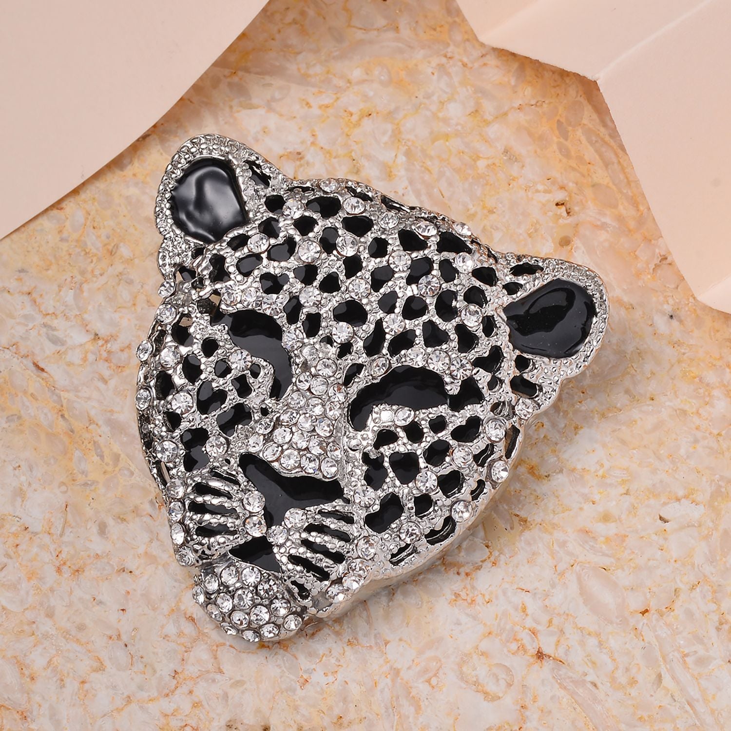 Emaillierte Brosche mit weißem Kristall, Leopard