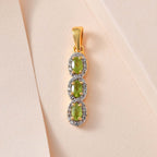 AA Natürlicher, italienischer Vesuvianit, Weißer Zirkon Anhänger, 925 Silber Gelbgold Vermeil, ca. 1.23 ct