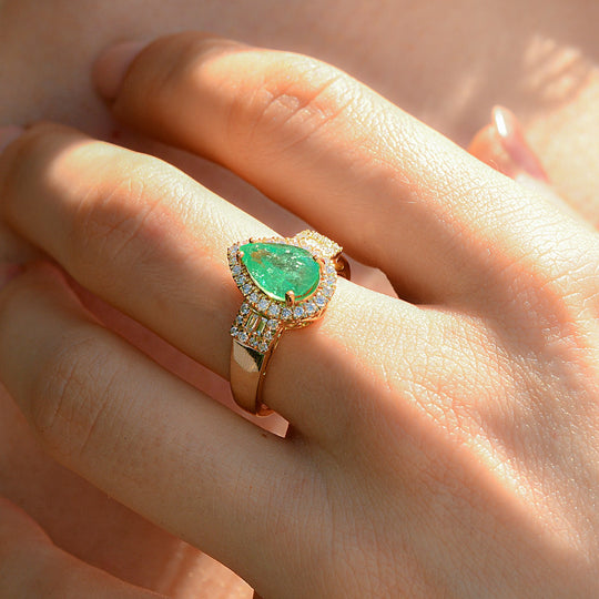 ILIANA AAA Kolumbianischer Smaragd, Weißer Diamant Ring , SI-GH zertifiziert und geprüft, 750 Gelbgold (Größe 17.00) ca. 2.25 ct